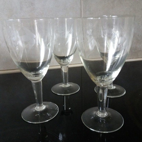 Vintage glasses used, set of 4 with stunning design