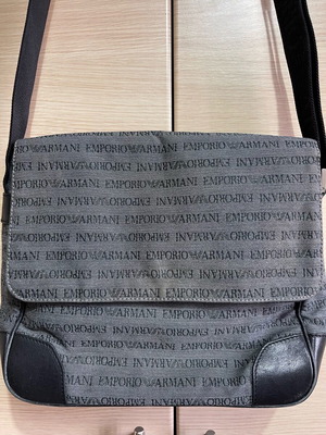 Τσάντα ταχυδρόμου Emporio Armani χιαστί μεταχειρισμένη, μαύρο και γκρι