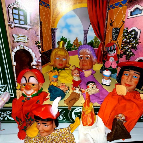 Theatro Art. 600 collectible puppet theater used, wooden, 6 large and 7 small figures