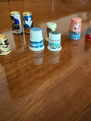 Collectible thimbles like new, set of 10 porcelain