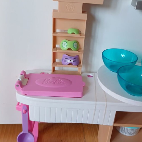 Barbie beauty studio with 4 dolls and dog, used