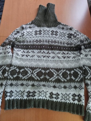 Πουλόβερ Benetton σαν καινούργιο, νούμερο S/M, μπεζ και καφέ