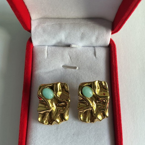 Vintage earrings with clip in gold tone and turquoise stone, like new