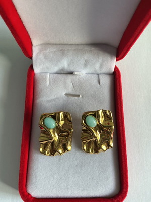 Vintage earrings with clip in gold tone and turquoise stone, like new