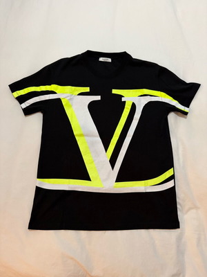 Тениска Valentino в отлично състояние.