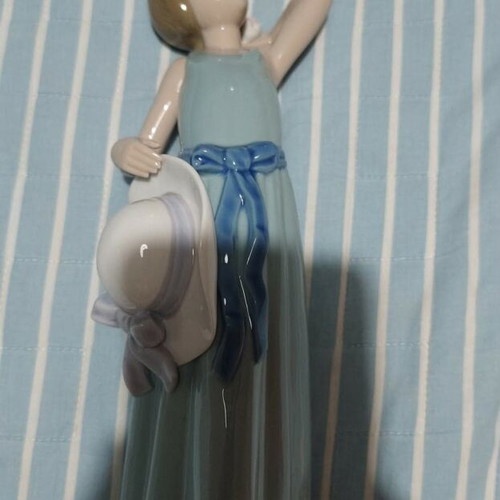 Lladro 5010 Prissy Girl πορσελάνινο αγαλματίδιο με καπέλο