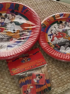 Disney party set new with paper plates and toothpicks