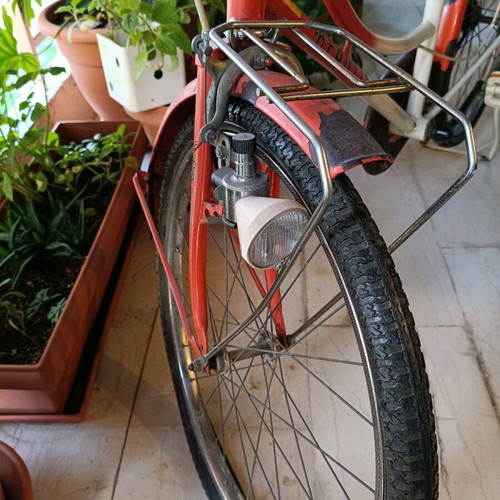 Vintage Beautiful bicycle used, women's city bike with dynamo and iron stand