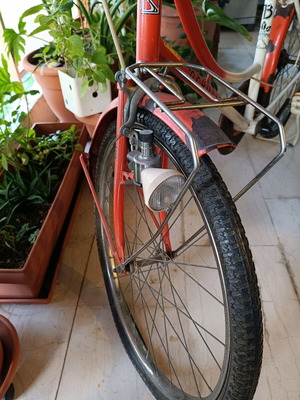 Vintage Beautiful bicycle used, women's city bike with dynamo and iron stand