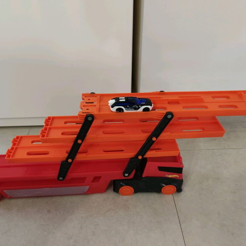 Hot Wheel truck garage like new with car