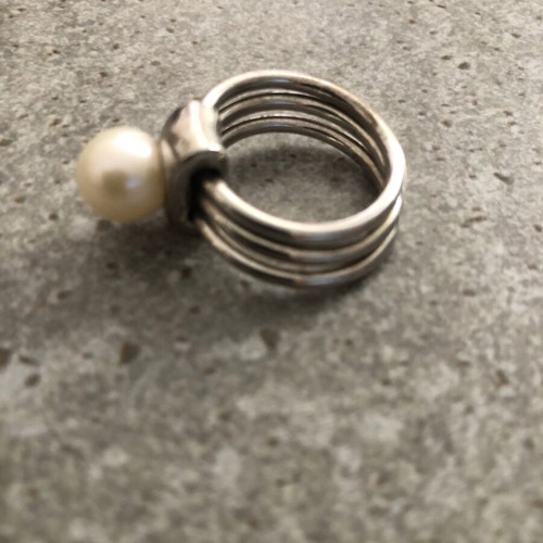 Silver ring with pearl like new