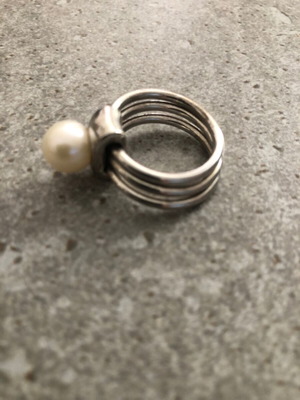 Silver ring with pearl like new