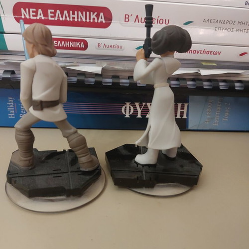 Disney Infinity figures Luke Skywalker and Princess Leia with playset like new