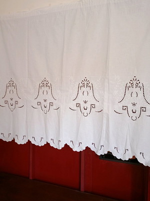 Cut white curtain used with scalloped edge 1.45x1.20