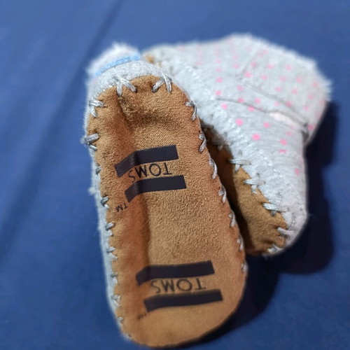 Toms baby shoes No 17.5 new