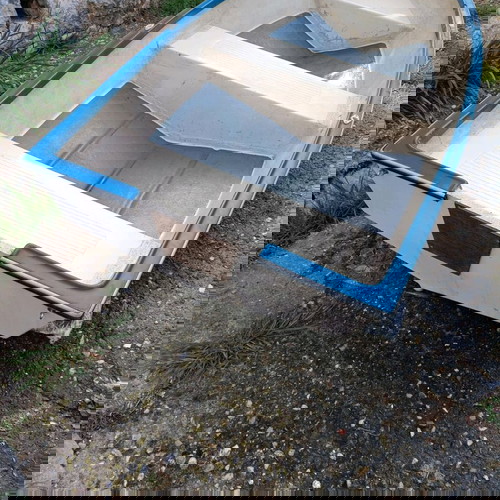 Βάρκα πολυεστερική σαν καινούργια με δώρο σωσίβια και άγκυρα