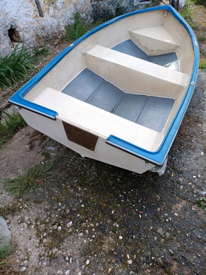 Βάρκα πολυεστερική σαν καινούργια με δώρο σωσίβια και άγκυρα