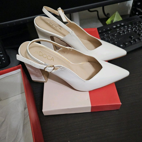 Doca white pointed pumps size 38 like new