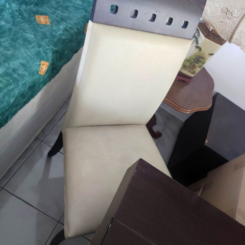 Dining table set like new with leather details and 6 chairs