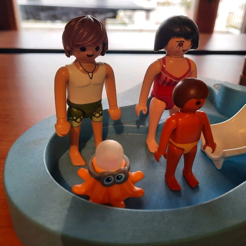 Playmobil beach set like new with 3 figures, octopus, palm tree and slide