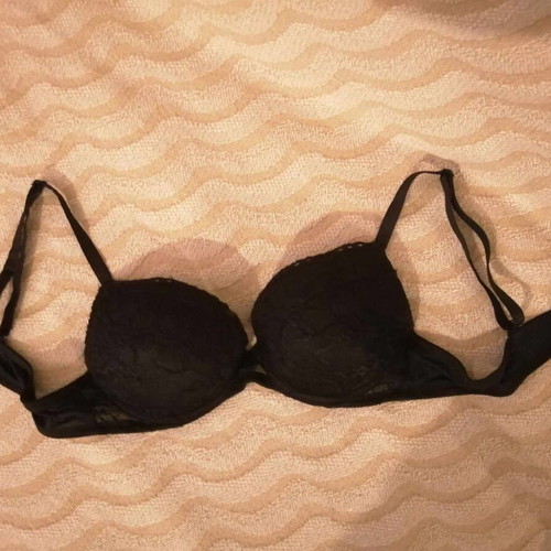 Black bra 80b used with padding