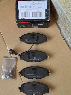 Brembo P 85 126 σετ μπροστινών τακακιών φρένων με αισθητήρα φθοράς, 4 τεμάχια