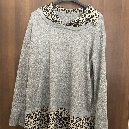 Long women's blouse with leopard print like new, one size
