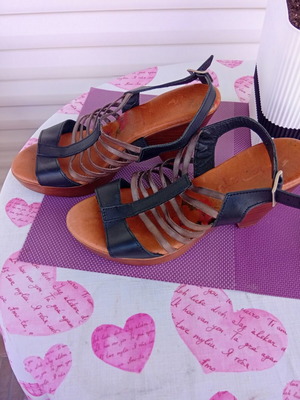Marila Footwear women's leather sandals size 39 like new black