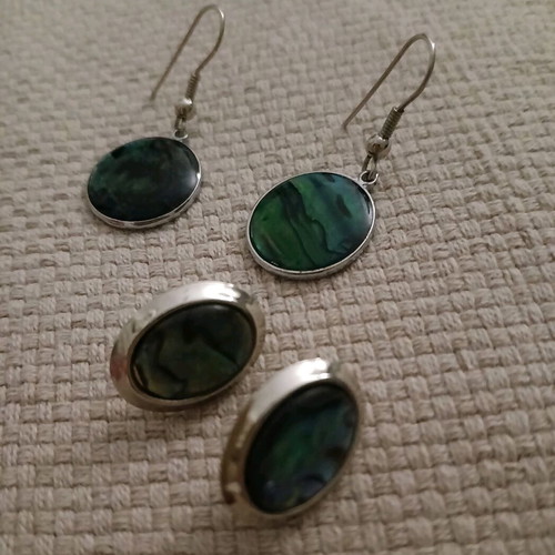 2 pairs of abalone stone effect steel earrings with matching vintage pendant