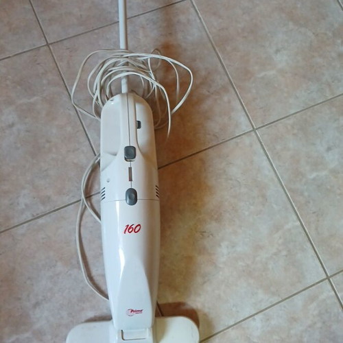 Electric vacuum cleaner used with functional cord