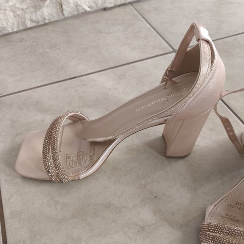 Franchesca Moretti sandals size 39 like new, beige satin with rhinestones