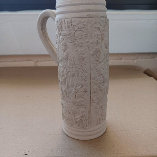 Die Schnelle carved beer mug like new, embossed clay