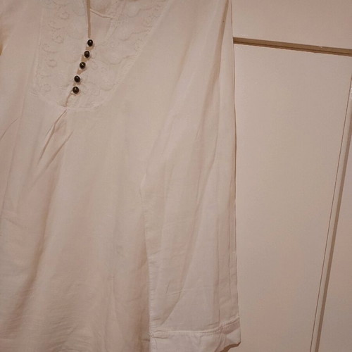 Women's shirt like new, white, size large, cotton blend