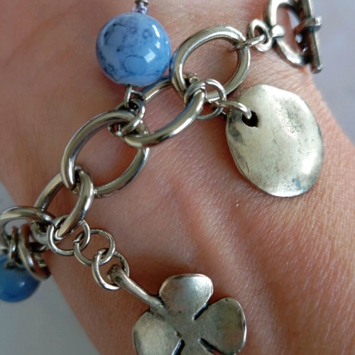 Handmade bracelet with blue stones and silver details