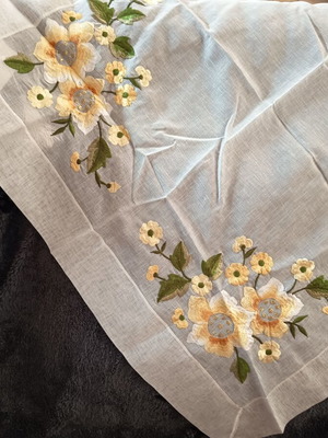 Table linen set with 1 large and 2 small pieces