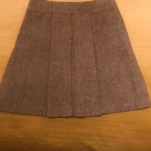 Wool skirt lined with box pleats like new, elegant