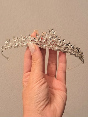Tiara silver tone bridal with crystal leaf design