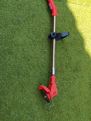 Electric grass trimmer with battery