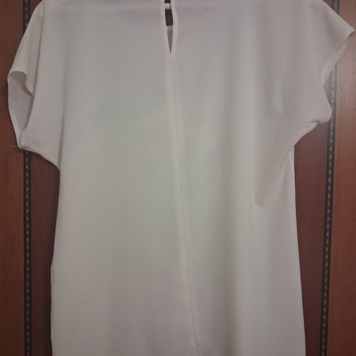 T-shirt with embossed flower like new, white multicolor