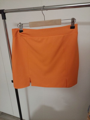 Mini skirt like new, size large, orange