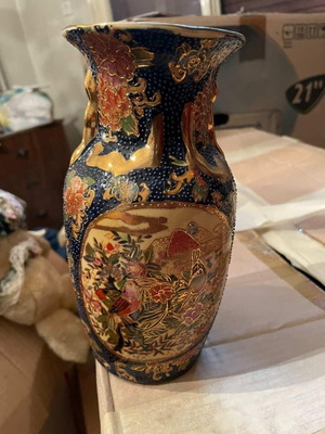 Vintage Japanese vase Satsuma/Kutani style like new with gold details