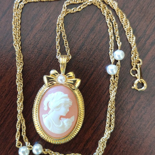 Vintage Avon Romantic cameo necklace set with faux pearl and earrings new