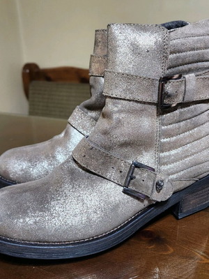 Alpe women's boots new, gold color, size 39