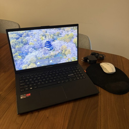 Asus Vivobook Go 15 E1504FA Ryzen 5 8GB 512GB SSD like new