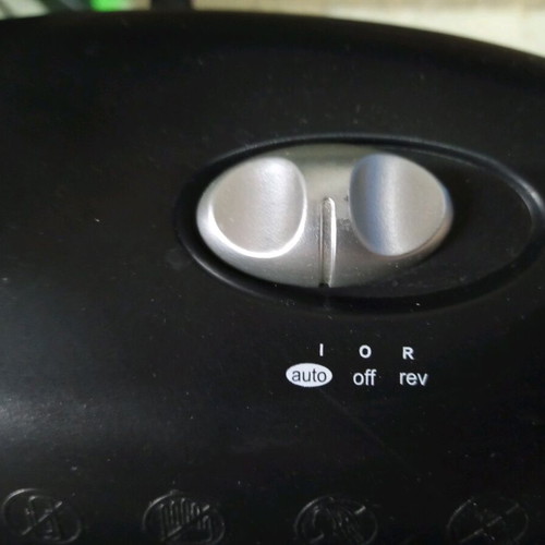 Q connect paper shredder used with bin