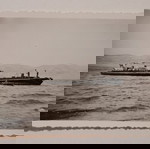  Μικρή, παλιά, ασπρόμαυρη φωτογραφία, με βαρκούλα και καράβι. Άγνωστο το μέρος και η χρονολογία.