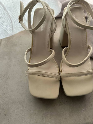 Women's sandal used, summer style with thick heel beige