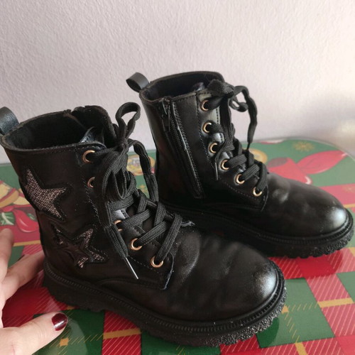 Black girls' boots size 28 with silver stars like new