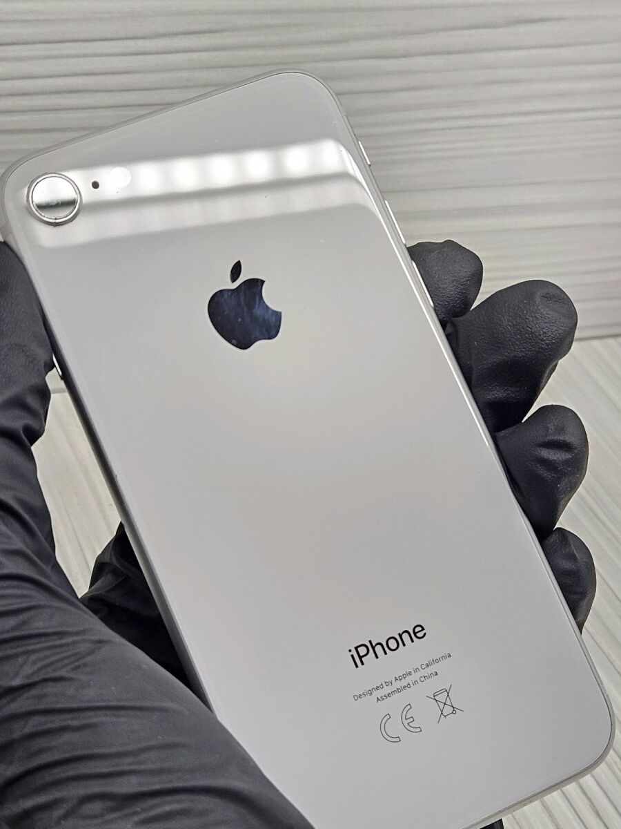 Apple iPhone 8 used, silver, 64GB - € 99,00 - Vendora.gr