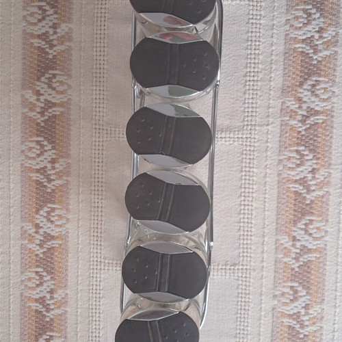 Spice rack with 6 glass jars like new
